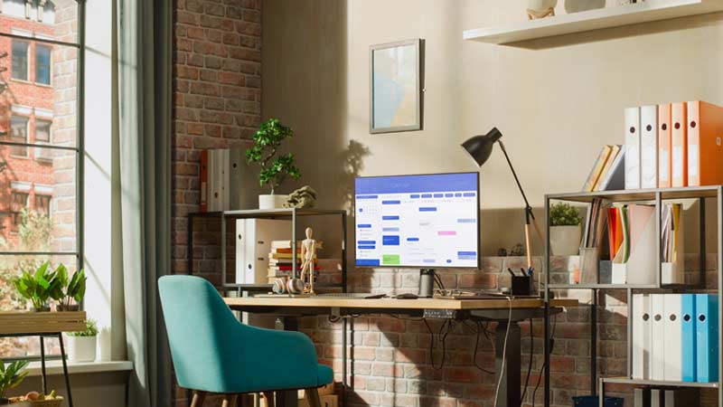 Escritório em casa com um monitor na secretária